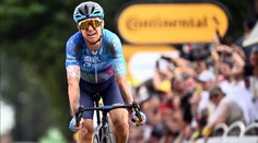 Na kostkách byl nejrychlejší Simon Clarke. Žlutý dres uhájil Wout van Aert