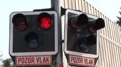 Najela s autem pod vlak