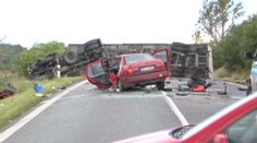 U Slaného se po střetu s autem převrátil kamion