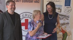 Při koronakrizi pomáhal i o berlích! Červený kříž ocenil české hrdiny