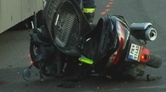 Motorkář zemřel při předjíždění, dvouleté dítě po nárazu do stromu