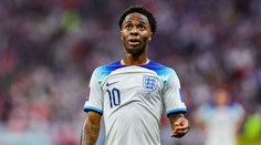 "Okradený" Sterling se vrací. Do Kataru přiletí i s rodinou. Pachatelé zatím unikají