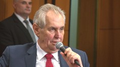 Zeman se ozval z nemocnice. Splním vaše přání a z politiky neodejdu, napsal