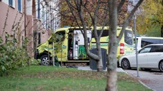 Ozbrojený muž v Oslu ukradl sanitku a najížděl do lidí, zranil i malé děti