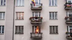 V Polsku vyvěsili na balkón duhovou vlajku, extrémisté jim zapálili dům