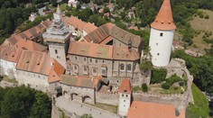 Noc na Karlštejně se natáčela i na jiném hradě! Jeďte se tam podívat