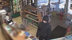 Lupič přepadl benzínovou pumpu s pistolí v ruce, policii uniká