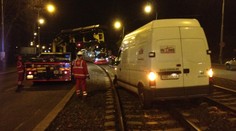 Zdrogovaný řidič poslal dodávku do kolejiště. Tramvaje nemohly jezdit, zasahovat musel jeřáb