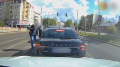 Policista si chtěl užít volna s rodinou, místo toho ho málem přejela opilá žena