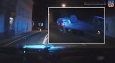 Šílený řidič policistům neujel. Skončil na střeše v autobusové zastávce