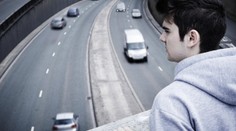 Muž visel za ruce z mostu. Život mu zachránilo odstavené auto