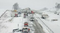 Hromadná nehoda čtyřiceti vozidel zablokovala dálnici v USA