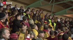 VIDEO: Rvačka na hokeji na Vysočině. Ochranka mlátila i dívky