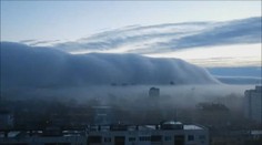 NESKUTEČNÉ VIDEO: Město zmizelo pod obří mlhovou lavinou
