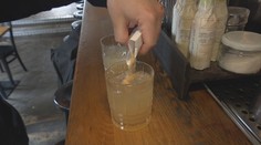 Poslanci chtějí zavést nový trestný čin. Zkušenosti s ním má třetina mladých