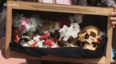 Bolivijci uctívají zesnulé zapálenou cigaretou u lebky
