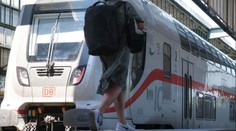 V německém vlaku útočil muž se sekerou. Pět lidí je zraněných