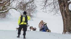 Praha baví internet. Milovníci bobování a sáňkování zaplnili Petřín