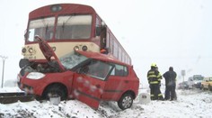 V Prostějově smetl vlak auto z přejezdu. Řidička je vážně zraněná