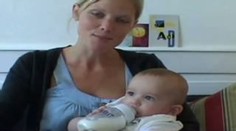 VIDEO: Turisty láká "povolná" maminka