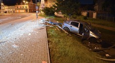Opilci v autě smetli autobusovou zastávku