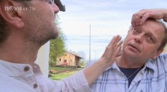 Vadná láhev limonády málem muži vystřelila oko