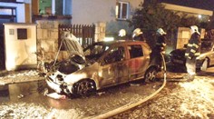 Muži od dobíječky autobaterie vzplálo auto