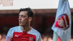 Özila přepadli na ulici s mačetou! Bránil ho spoluhráč. VIDEO