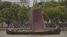 Centrem Londýna proplula vikingská loď, připomněla dávné obchodní trasy