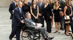 Exprezident USA Bush skončil na JIPce. Den po pohřbu manželky