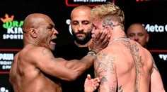 Tyson dal soupeři při staredownu facku. Teď je to osobní. Musí zemřít, zuří Paul