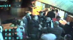 Policisté se šli bavit do baru. Ven je vynášeli na nosítkách