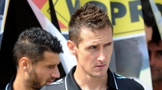 To je frajer! Kanonýr Klose přiznal branku rukou a v Itálii je za hrdinu