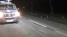 Motorkář v Praze najel do zaparkovaného auta. Na místě zemřel
