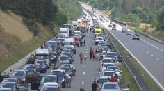 Čeští řidiči nevědí, jak dojíždět kolony. Zopakujte si základní pravidla