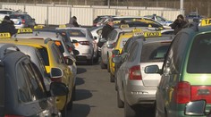 Bez taxametru i testů z místopisu. Taxikáři hlásí novinky, zákazníci chybí