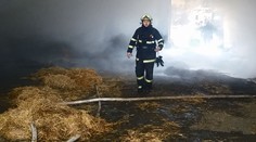 Velký požár seníku! Stovky tun sena a slámy hasilo 7 jednotek
