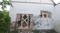 Opilý řidič narazil na Brněnsku do domu: Proboural se až do ložnice!