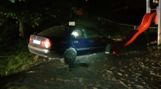 Opilý cizinec nevybral zatáčku, auto skončilo na dětském hřišti!