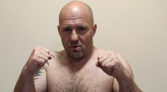 Chodí po horách a hledá medvědy. Nyní český boxer vyzve Tysonova přemožitele