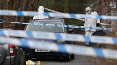 Šok v Severním Irsku. Ozbrojenci zkusili popravit detektiva před zraky dětí