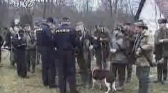 Šli policisté silnicí, potkali je myslivci