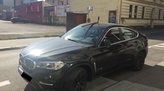 BMW z Prahy se v Ostravě nelíbilo. Ve střeše mělo ráno krumpáč!
