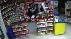 Statečná prodavačka: Utloukla lupiče novinami, PODÍVEJTE SE! VIDEO