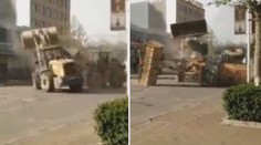 VÁLKA BAGRŮ: Stroje se "pobily" na ulici kvůli zakázce! VIDEO