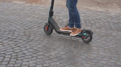 Žena na elektrokoloběžce narazila do auta. Druhý den zemřela