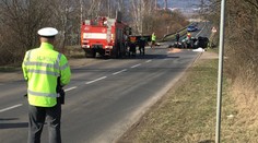 Riskantní předjíždění stálo mladíka život. Vjel pod kamion