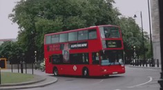 Muž létal vedle autobusu! Jak to udělal? Video