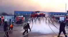 VIDEO: Němečtí hasiči naplnili své hadice vodou a zvedli auto do výše
