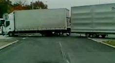 VIDEO: V Praze narazil motorkář do kamionu a zemřel
